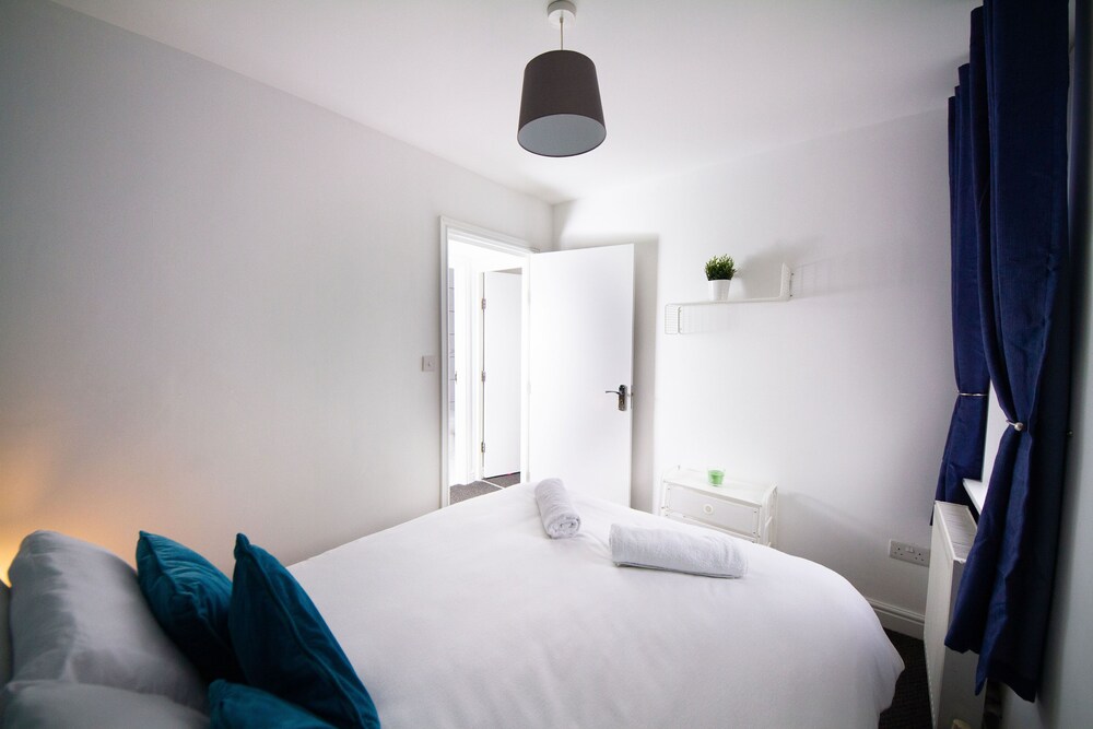 Short Stay Bristol - Mina B Apartment view 3