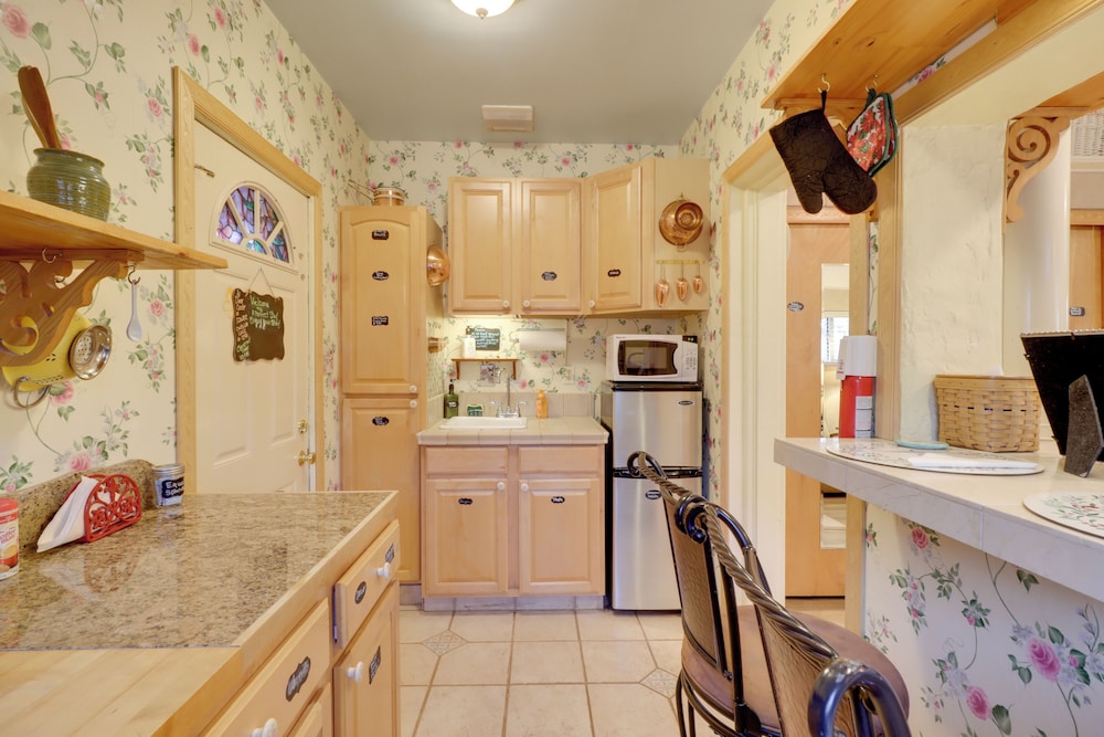 Close to Midtown! Cozy Reno 'river Cottage'