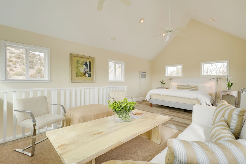 Near Hiking: Dog-friendly Studio in Los Cerrillos