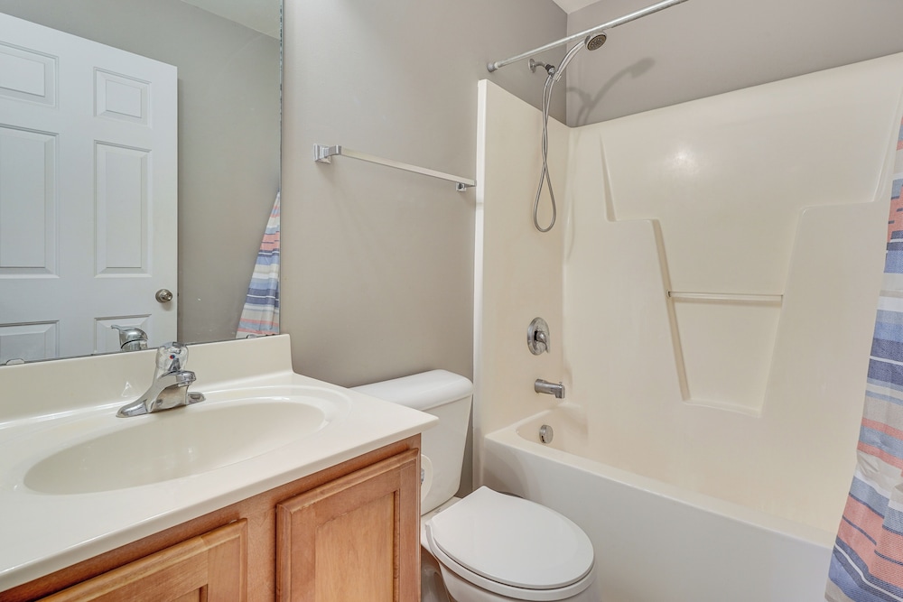 6 Mi to Dtwn Raleigh: Townhome w/ Fenced Patio!