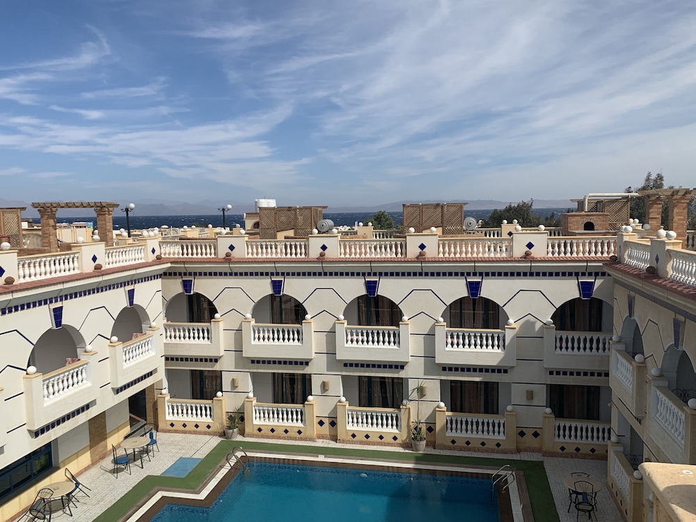 Hotel La Reine - Image 1