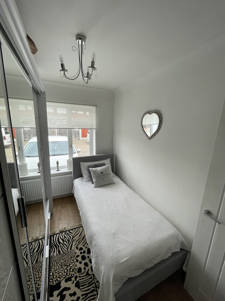 Beautiful 2-bed Bungalow in Canvey Island view 5