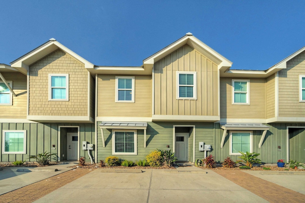 Sleeps 19 2 Homes w/ Pool, Foosball+shuffleboard Mins to the Beach + Shops