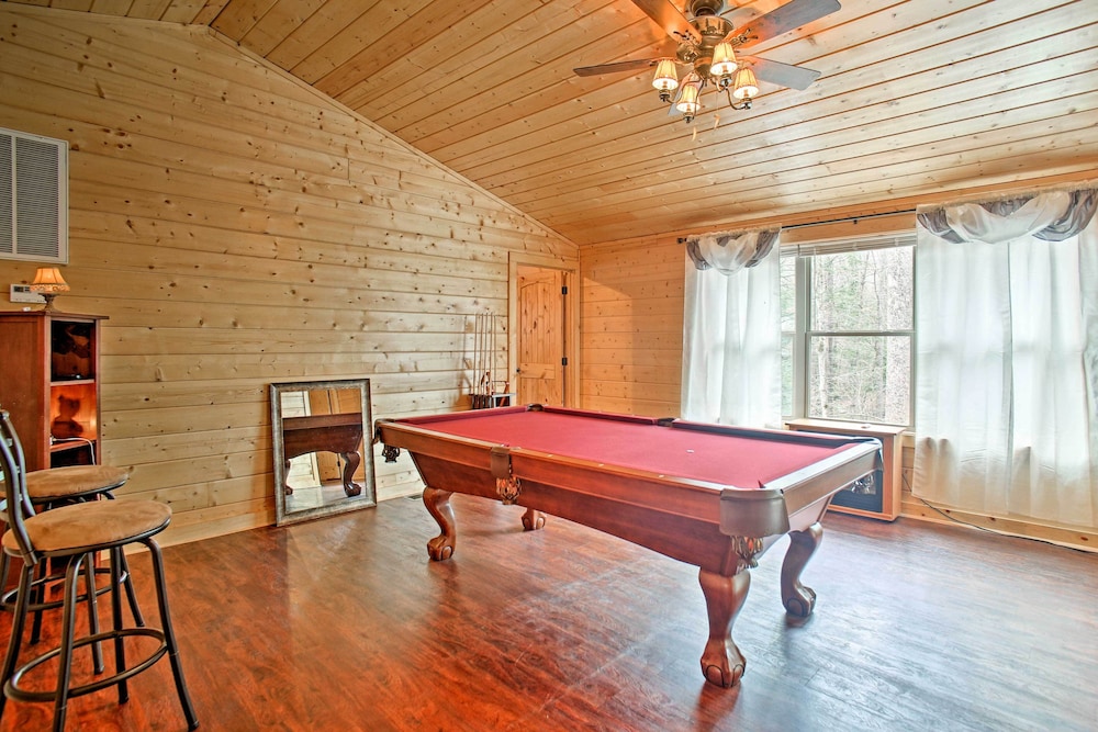 Creekside Cabin w/ Hot Tub in Gatlinburg!