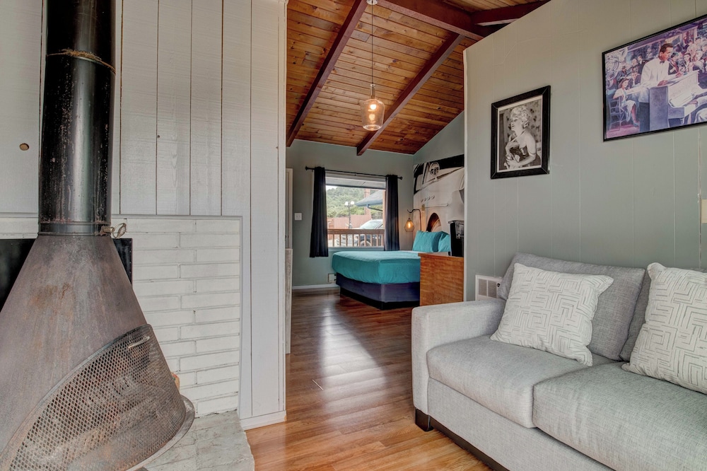Moolack Shores Inn