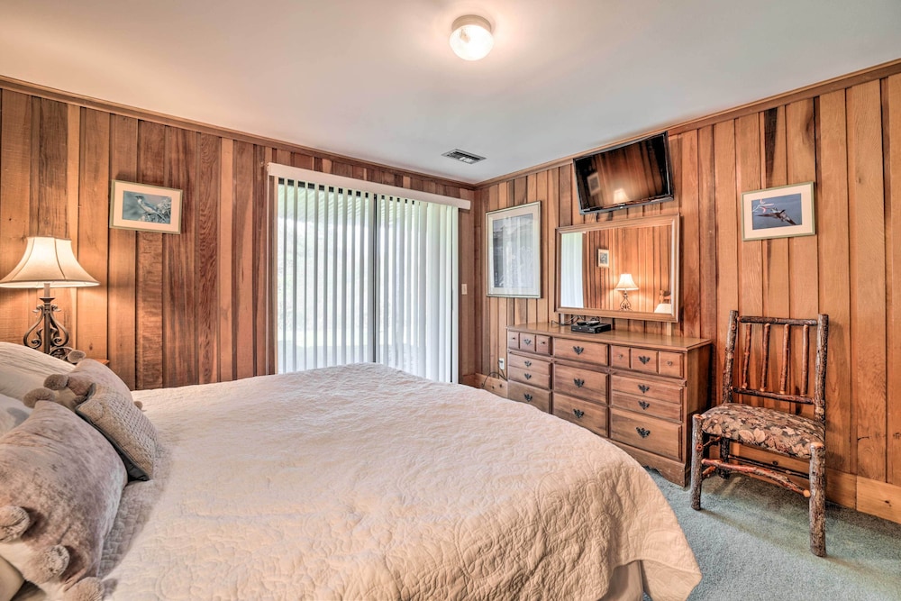 Chalet w/ Mtn Views & Golf Course Access!