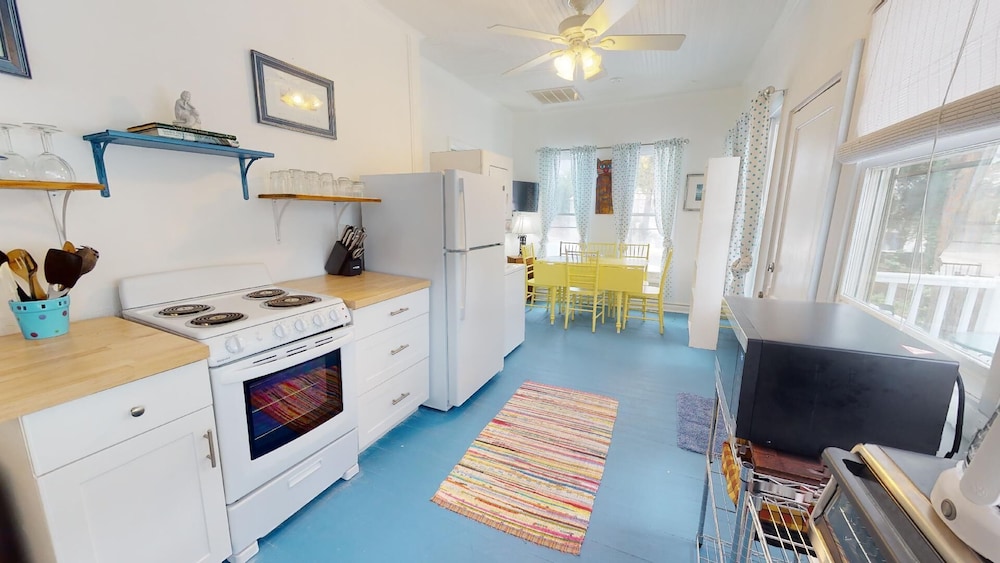 712 2nd Avenue - Upper