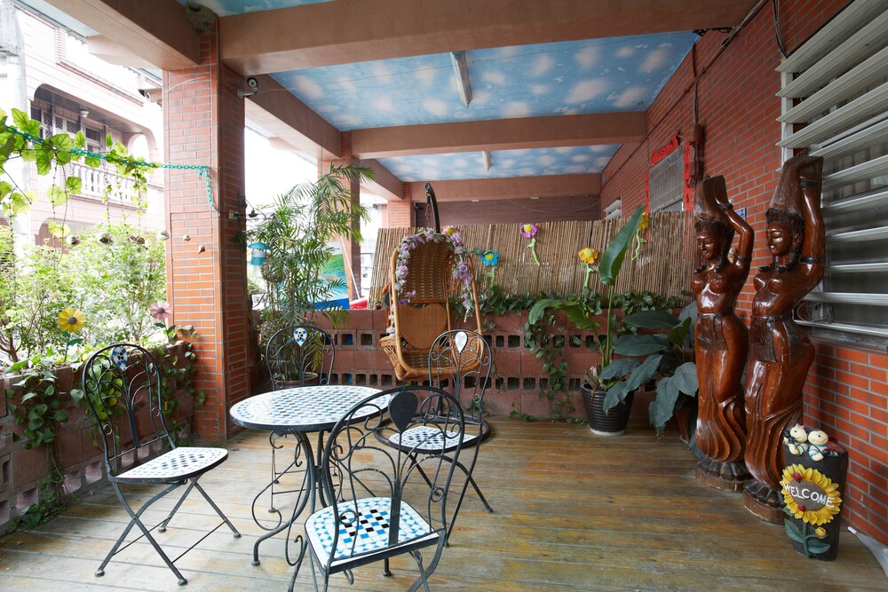 Love in Pearl Hostel