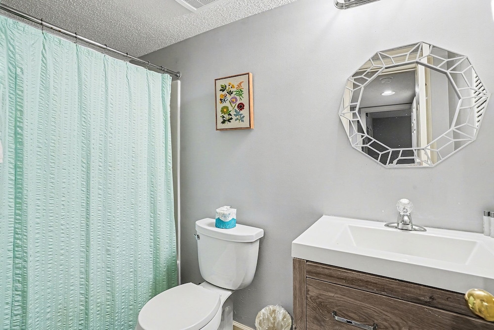 6F Cumberland - split level, 2 bedroom villa, full access!! 2 Condo