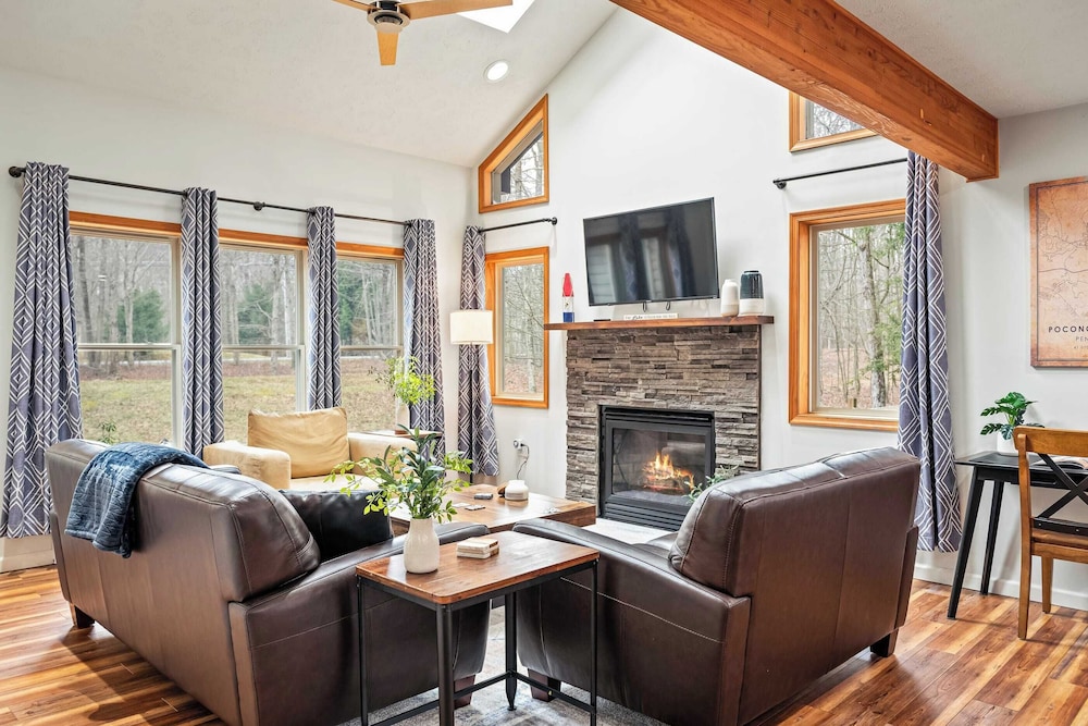 Rustic-chic Escape w/ Hot Tub, Fireplace & Nature Views Pine Woods Loft