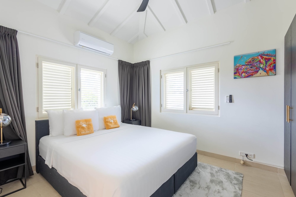 Villa Azure Vista 6BR Luxury Stay w 2 Pools
