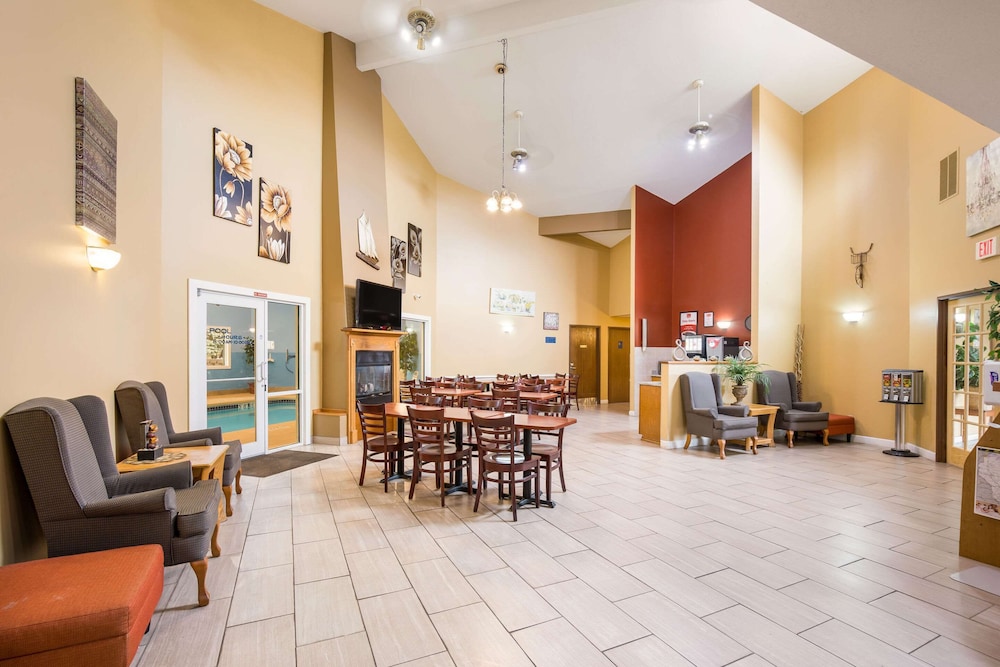 AmericInn by Wyndham Lake Mills view 4