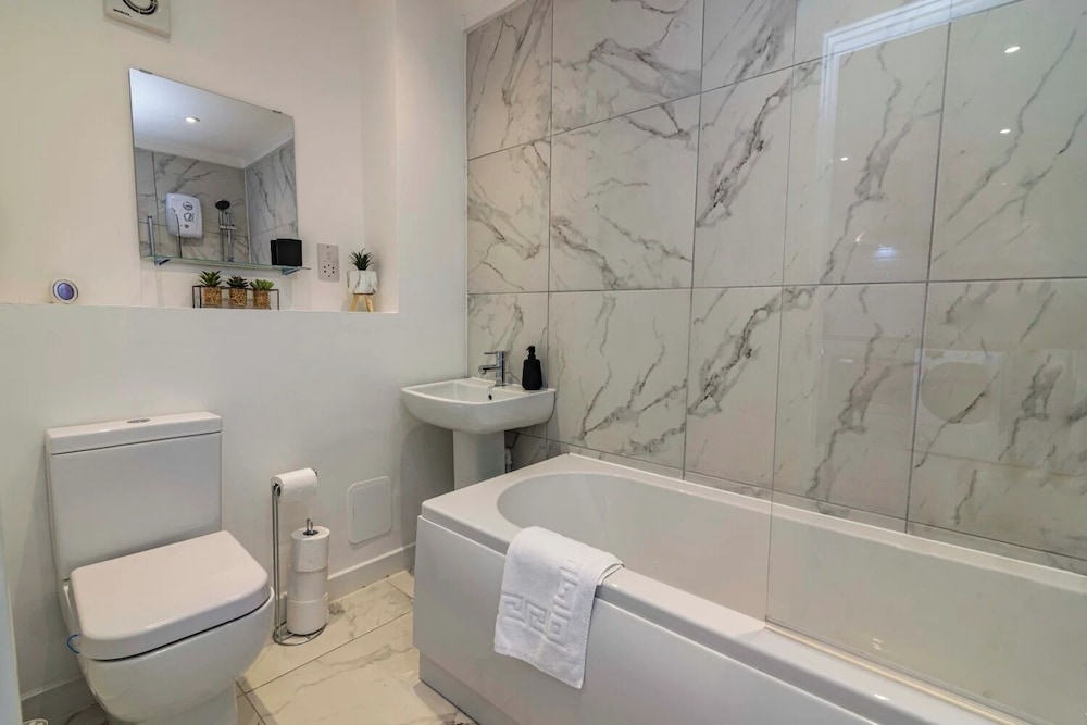 4br-sleeps8-privategarden-freeparking