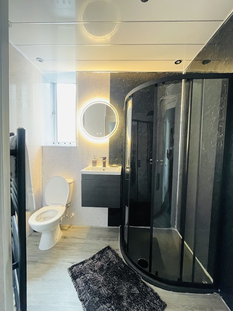 Luxury 3 Bedrooms Entire Flat - Self Check in & Check out, photo 12