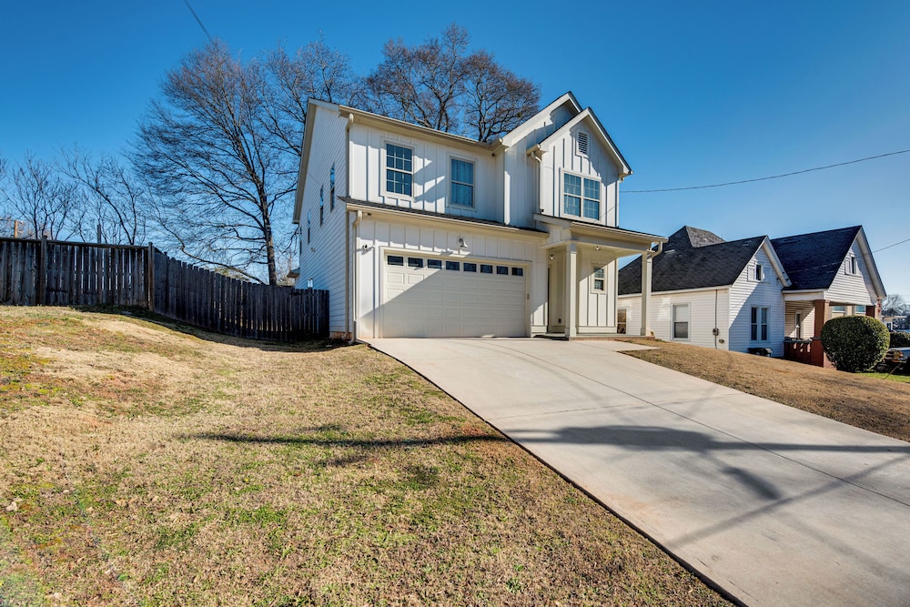 6 Mi to Downtown Atlanta: Spacious Home w/ Yard