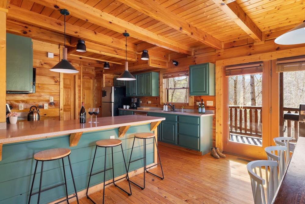 Riverbend Redesigned Cabin Hot Tub Firepit Billiards Mins to Pigeon Forge