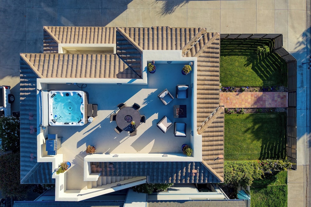 Sunset Serenity by Avantstay Rooftop w/ Hot Tub & Fire Pit, 3 Blocks to Beach! view 5