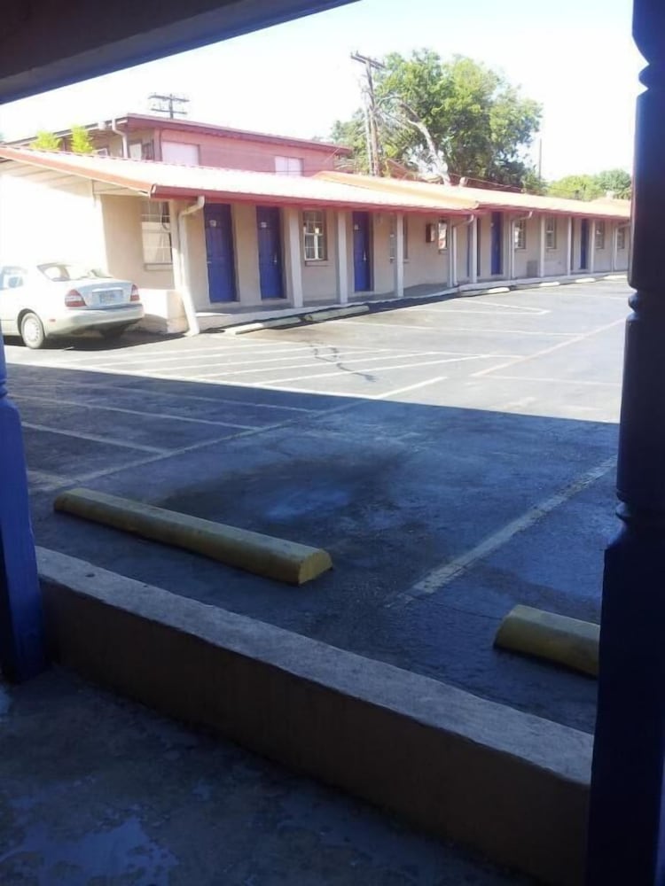 Deluxe Inn