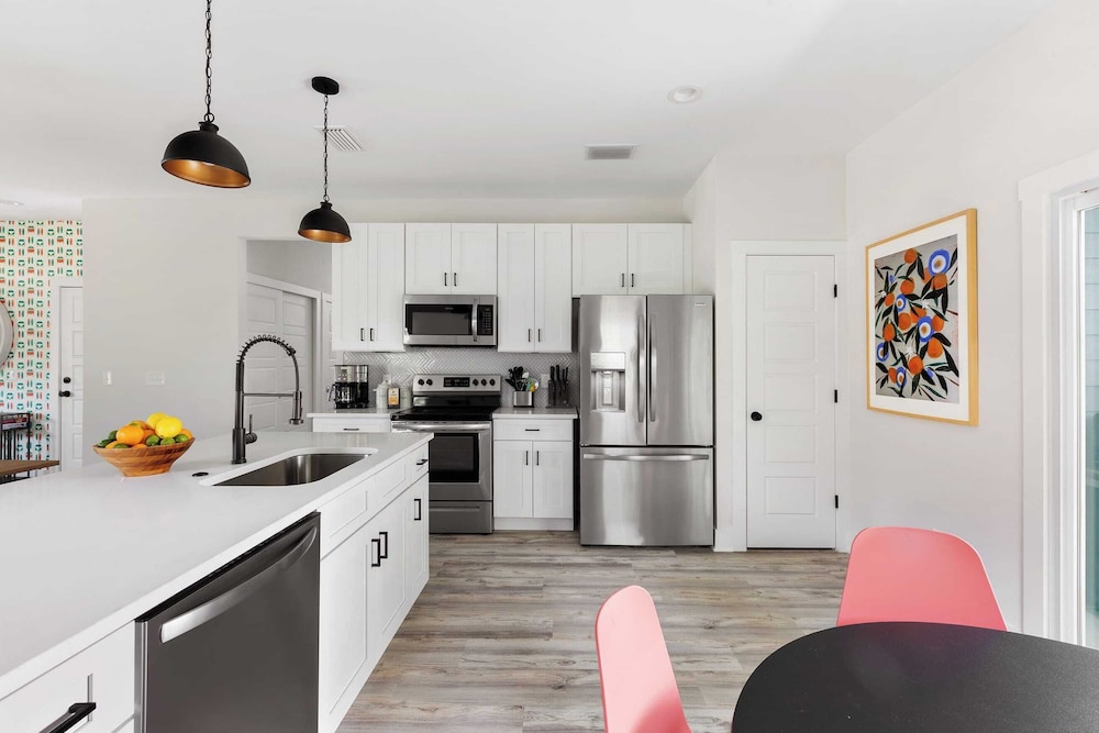 Sleeps 20! 2 Homes w/ Hot Tub, Putting Green, Bocce Golden Hour & Blue Hour
