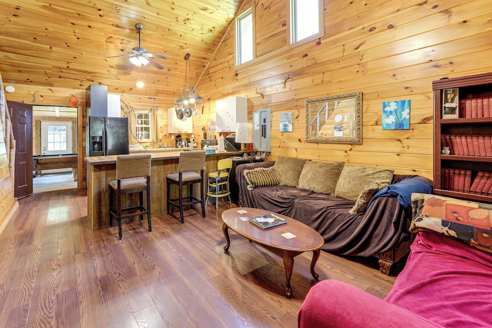 Rustic, Woodsy Cabin in Palestine w/ Pool Table!