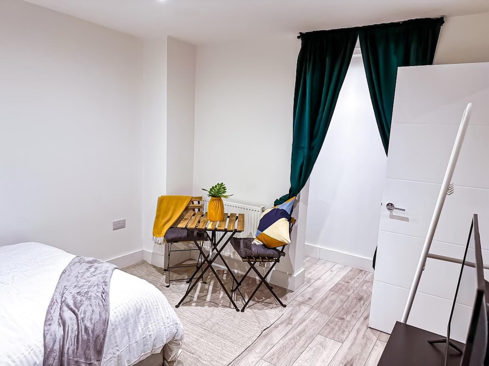 Maidstone-towncenter-wifi-2br-parking-cityviews view 2