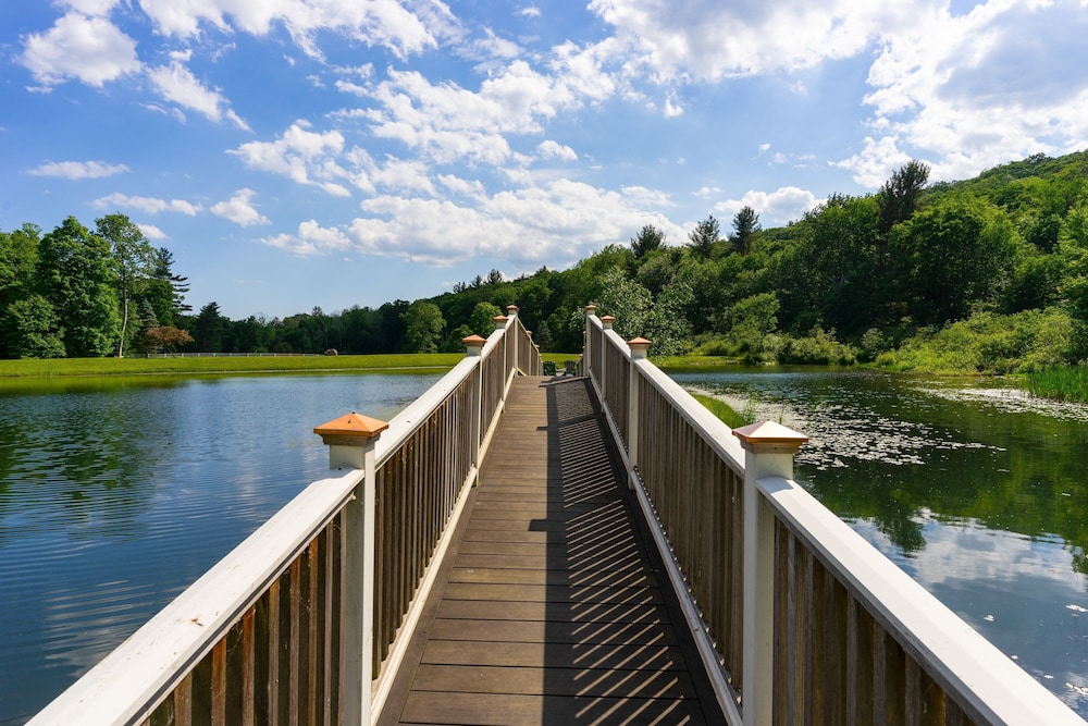 Sunny Pond by Avantstay Secluded Estate w a Private Pond Gym Movie Theater