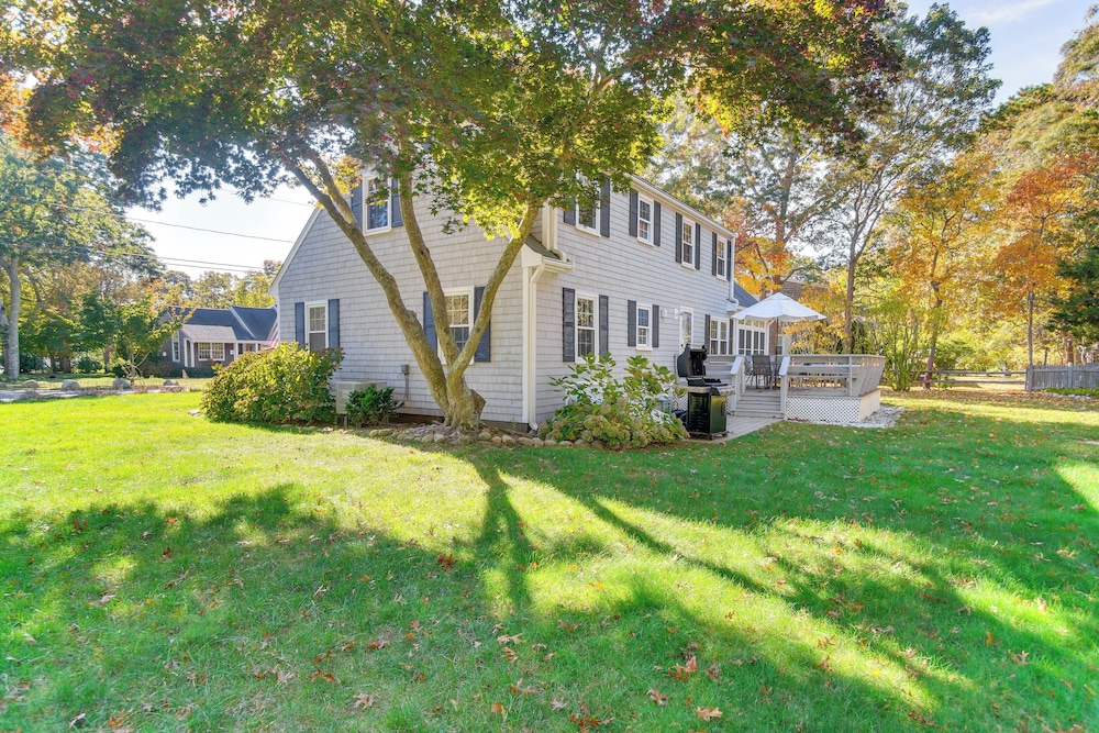 Bike to Private Beach: Cape Cod Escape w/ Sunroom