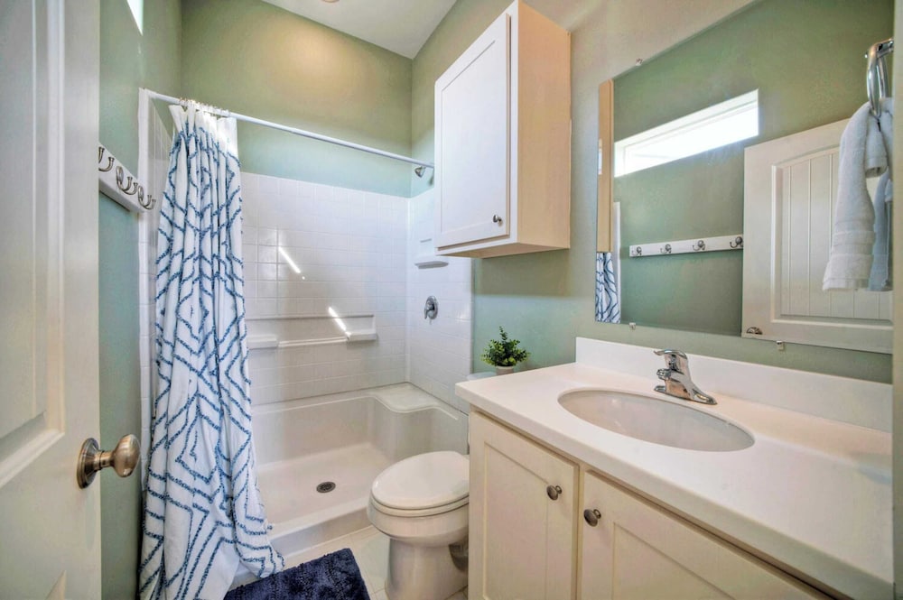 Sleeps 24, 2 Homes Pool, Backyard Tiki Bar, Fire Pit, Cornhole Walk to Beach