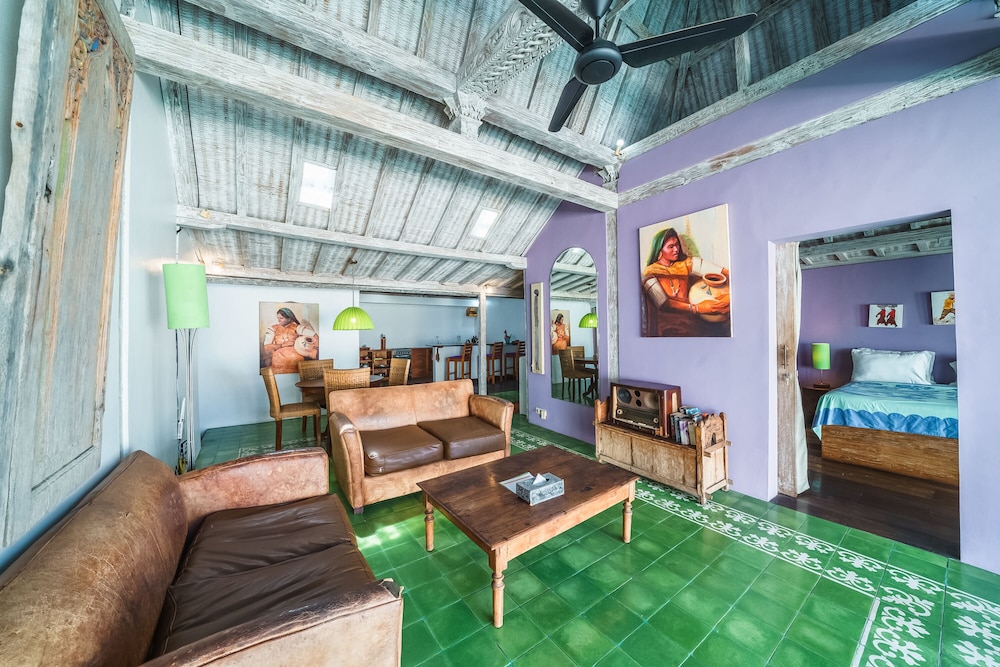 Villa West