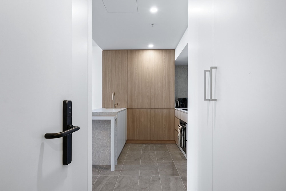 Modern 1-bed Apartment With Views in Fremantle