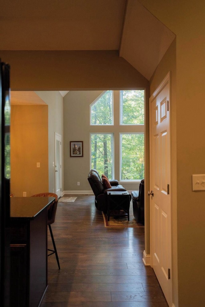Modern 2 BD Cabin With hot tub & Games & Central Loc