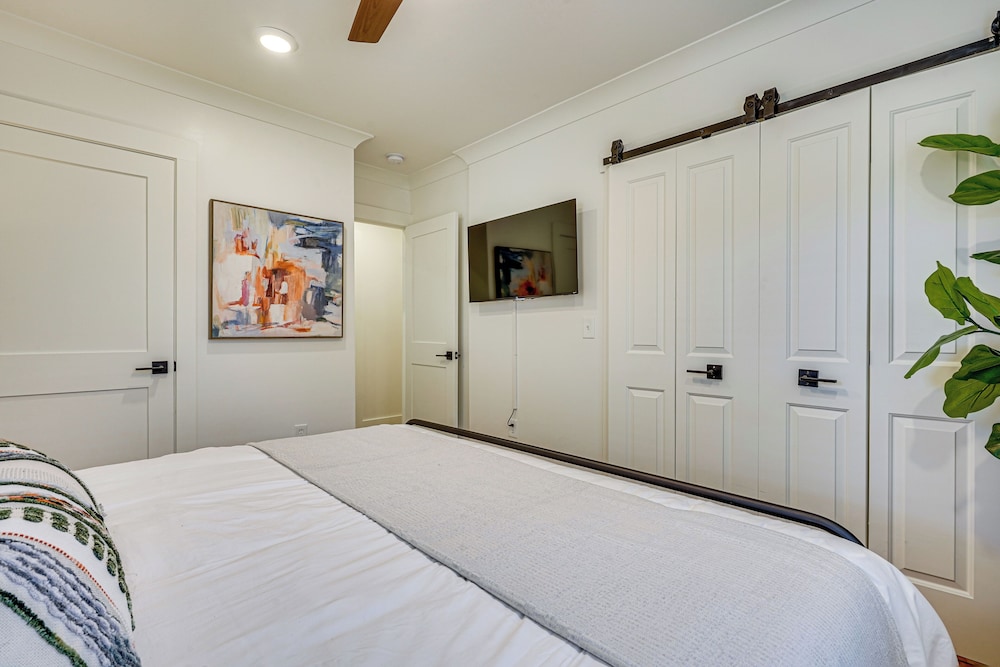 Dtwn Retreat w/ Game Room! Walk to Hampton Park