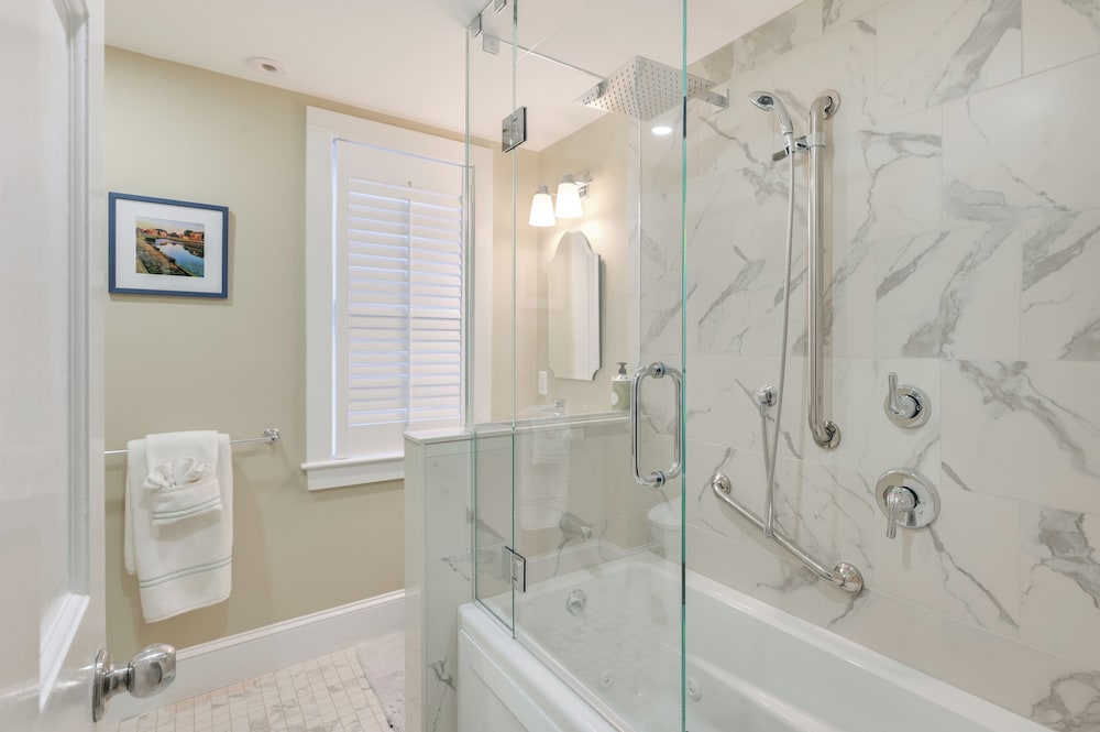 < 1 Mi to Dtwn Salem: Apt w/ Shared Patio & Yard!