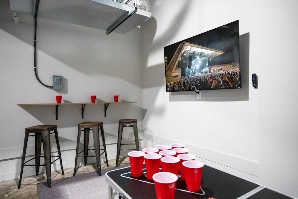 East Nash Oasis - 13 Beds - Going Fast