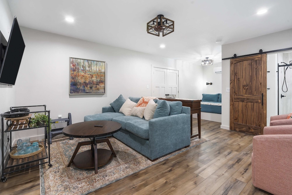 Van Kirk Cove 6 BDR Stunner!