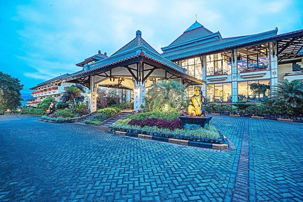 Royal Hotel and Villa Batu