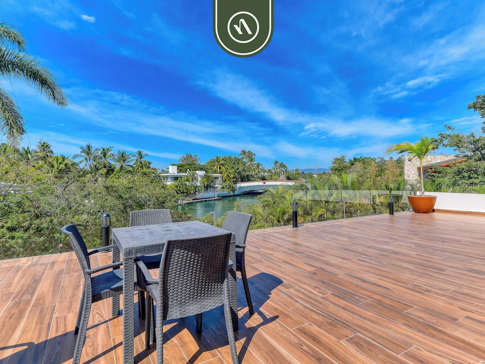 Brand New 1 BR Condo - Pool - Jacuzzi - Gym