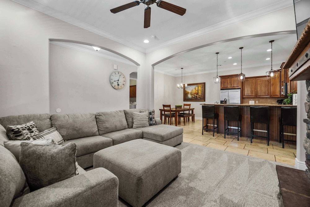 Pool & Sunshine Retreat - Resort-style Amenities