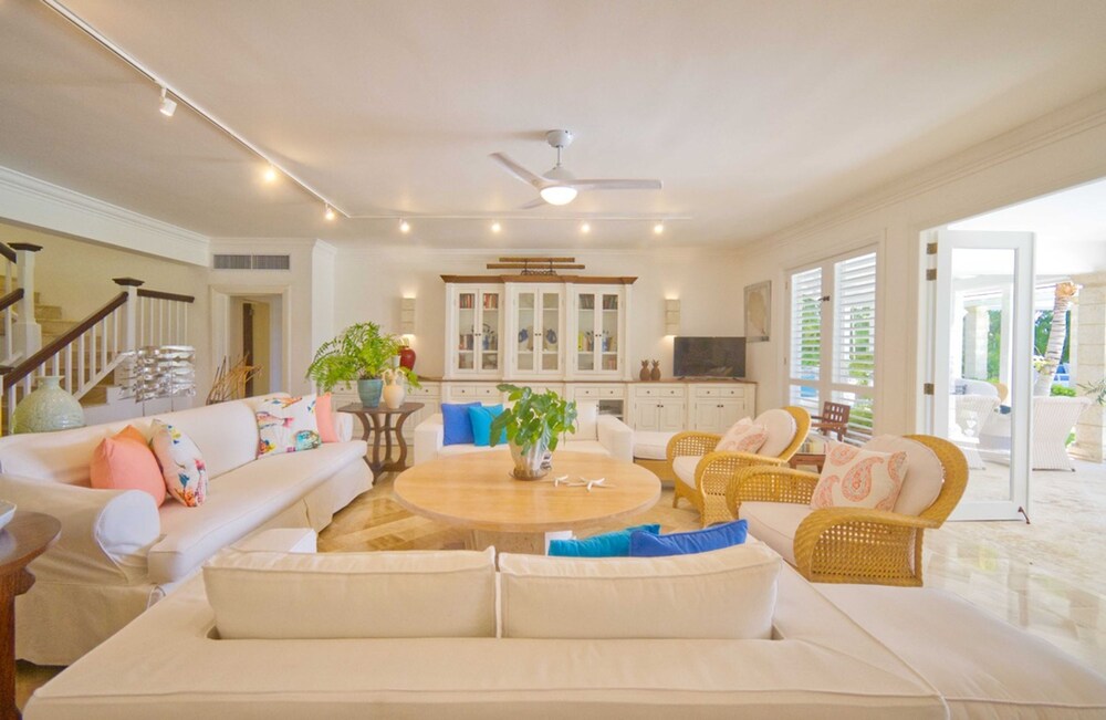 Ocean View Villa Just Minutes From Private Beaches