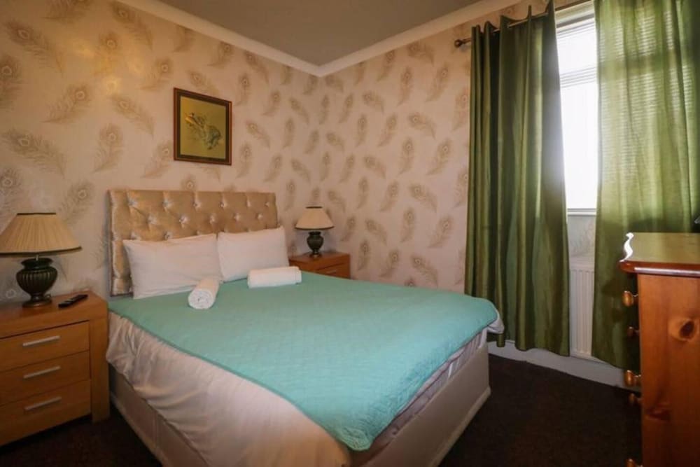 Impeccable 4-bed House in Blackpool view 5