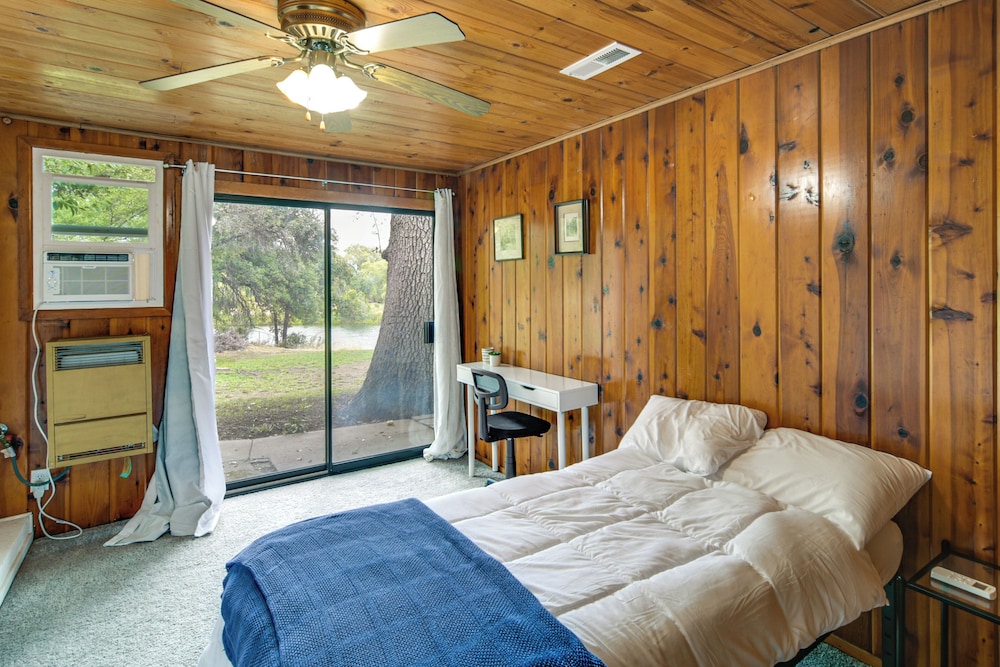 5 Mi to Lake Oroville: Huge Riverfront Home!