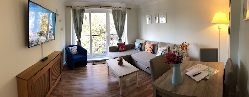 Apple Perch 2BR Flat-Free Parking view 3