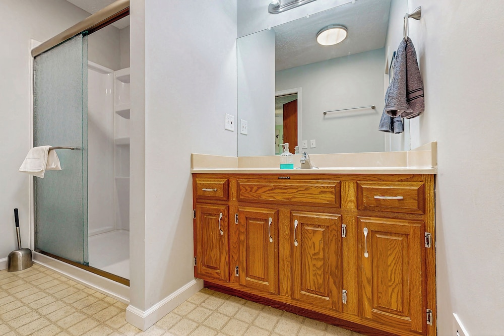 Charming 3BR Home w/ Lake Access & Pool Table