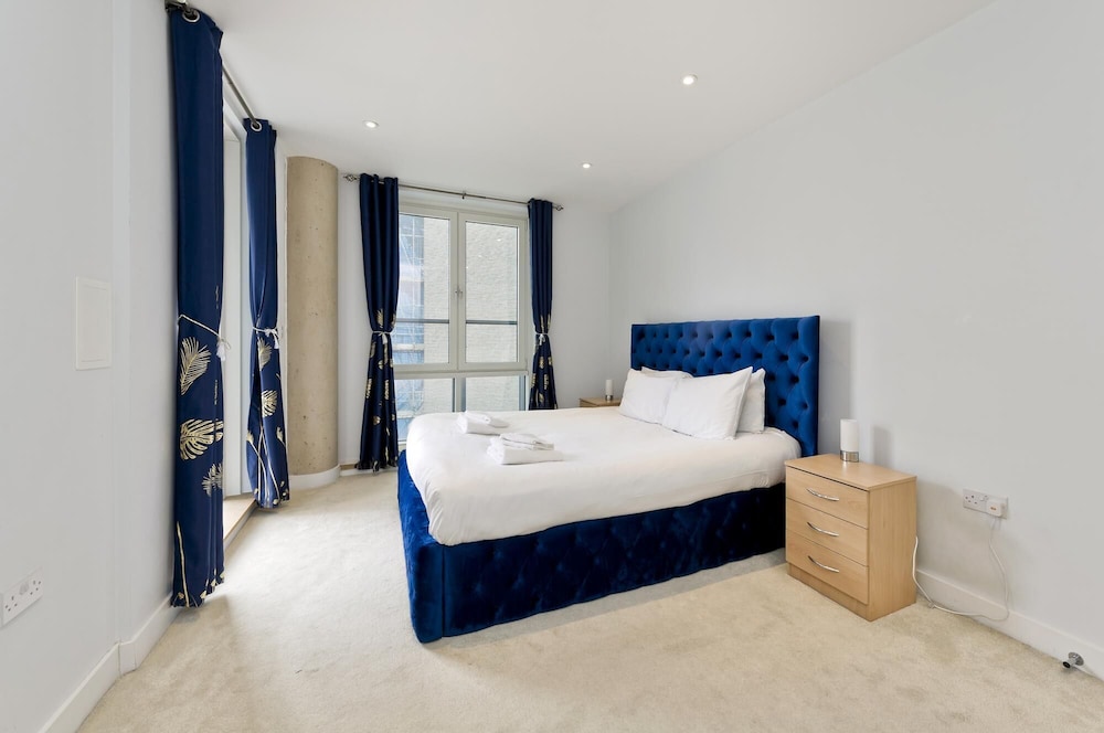 Large one Bedroom Flat With Balcony Near Waterloo by Underthedoormat