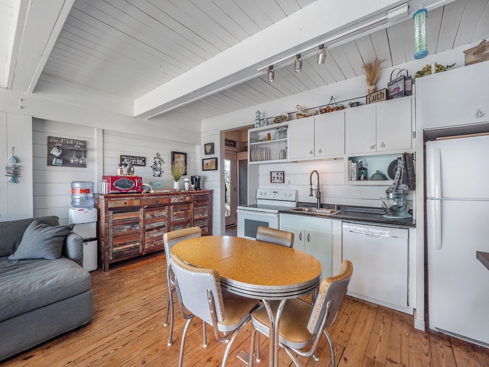 Vintage Vacation by Topsail Realty