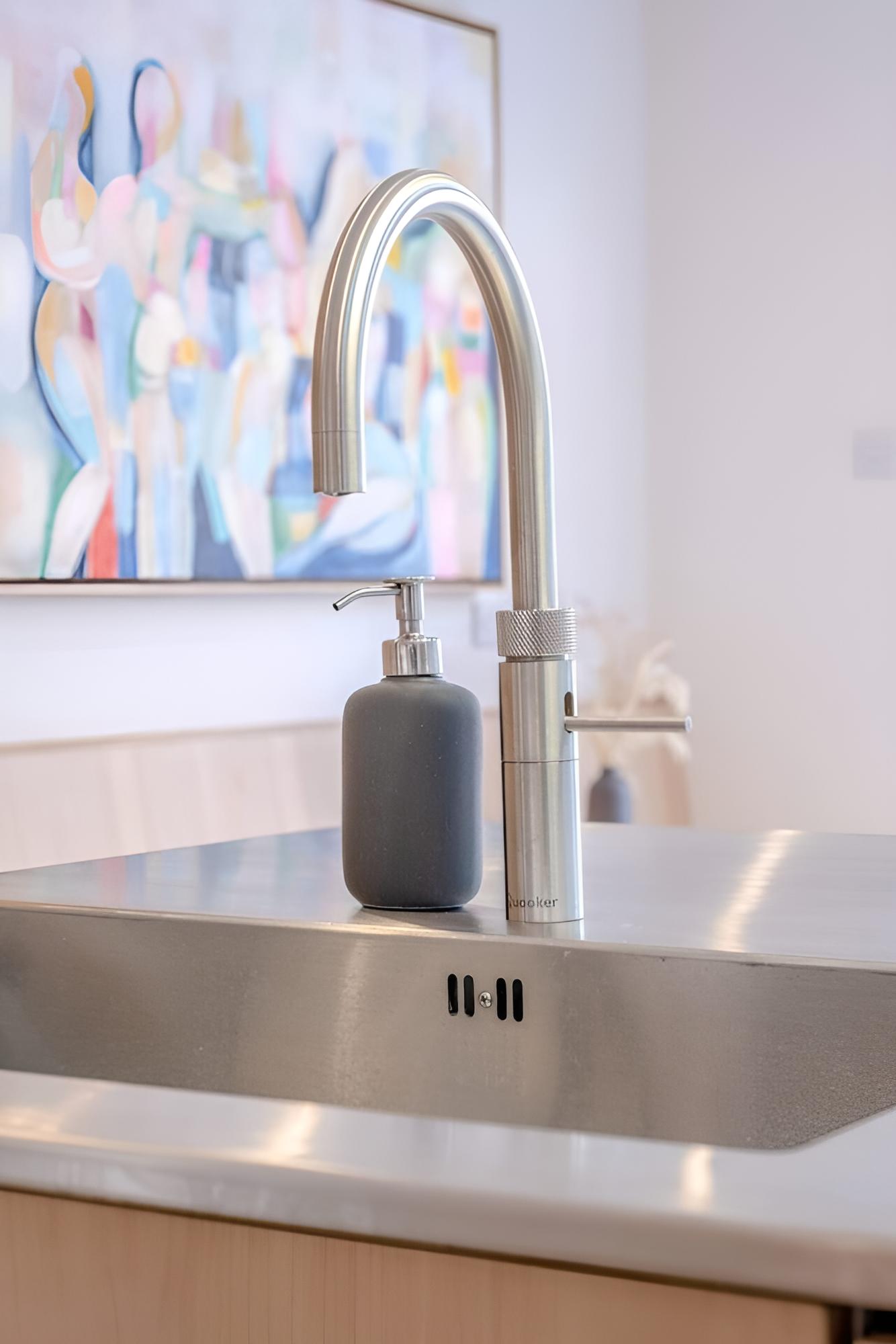 Beautiful Minimalistic 2BD House - Victoria Park