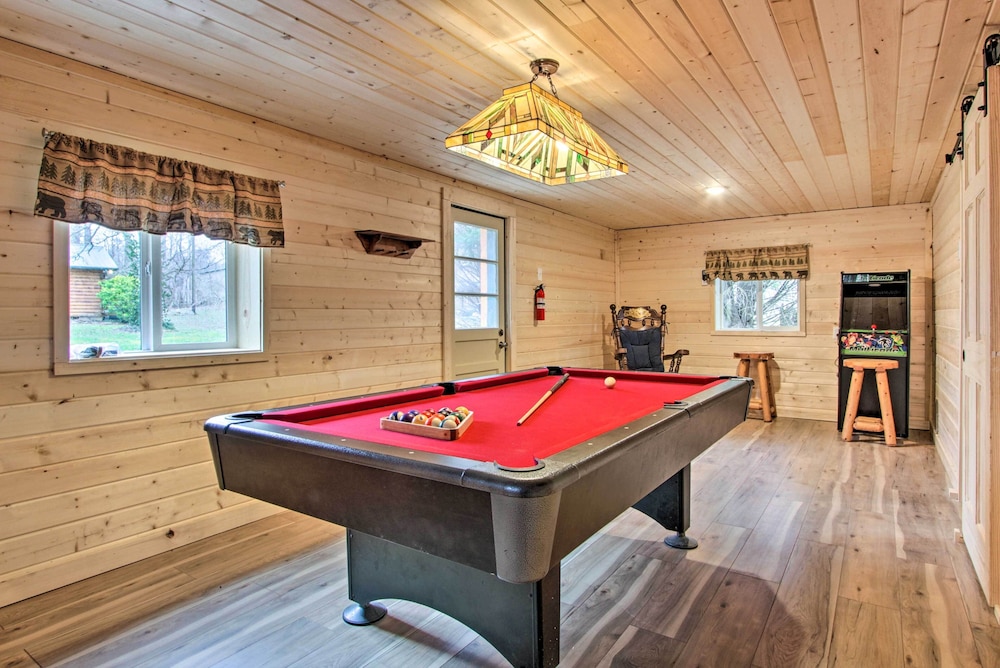 Gatlinburg Cabin: Hot Tub, Deck, Games