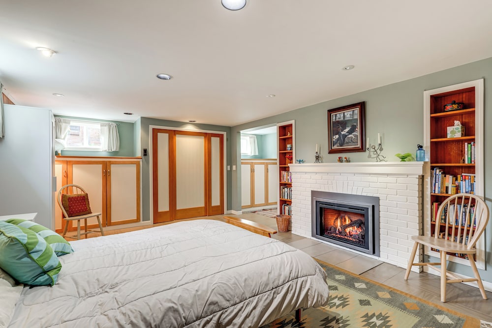 6 Mi to Dtwn Seattle: Walkable Home w/ Hot Tub