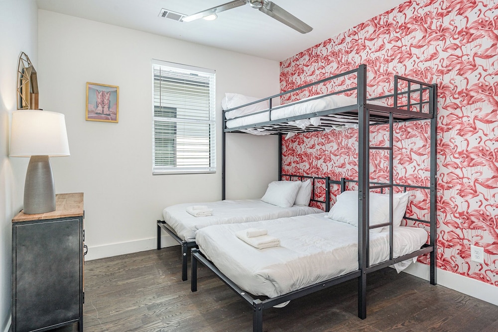 Verde Heights-sleeps 12-in Cumberland Heights