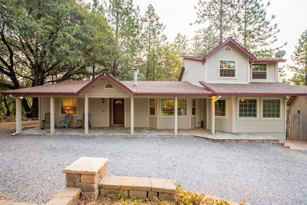 Mountain Retreat with Hot Tub Pool Table - Just over 1 hour to Squaw Valley Resort! by RedAwning - Property Image 20
